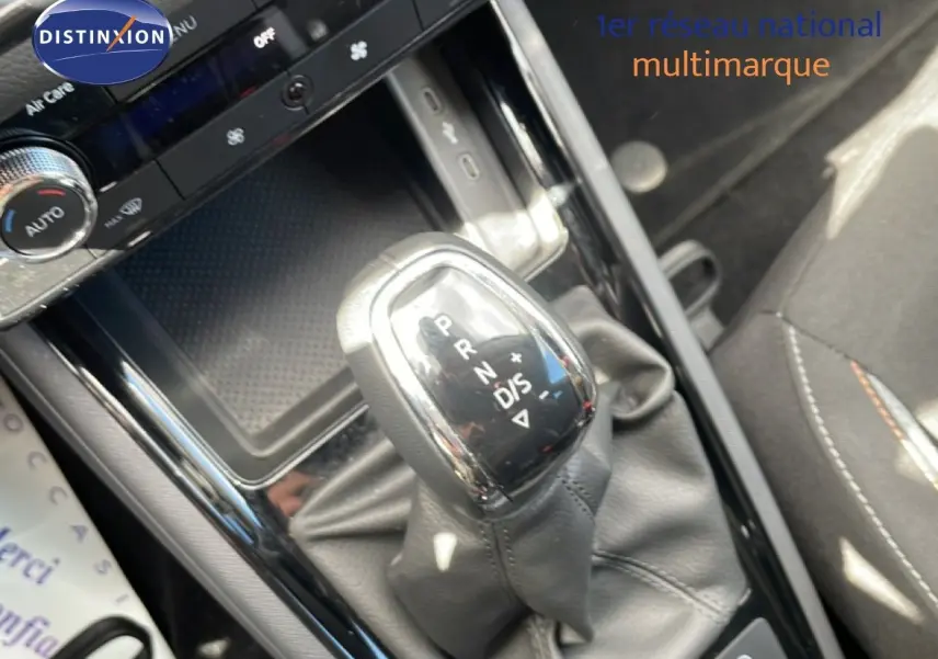 Le levier de vitesse automatique noir de la Skoda Scala 1.0 TSI blanc glacier, avec console brillante en vue rapprochée.