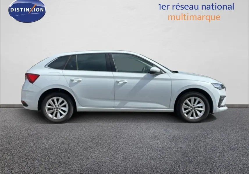 Vue de profil côté gauche d'une Skoda Scala blanc glacier 2025 avec jantes alliage et vitres teintées.