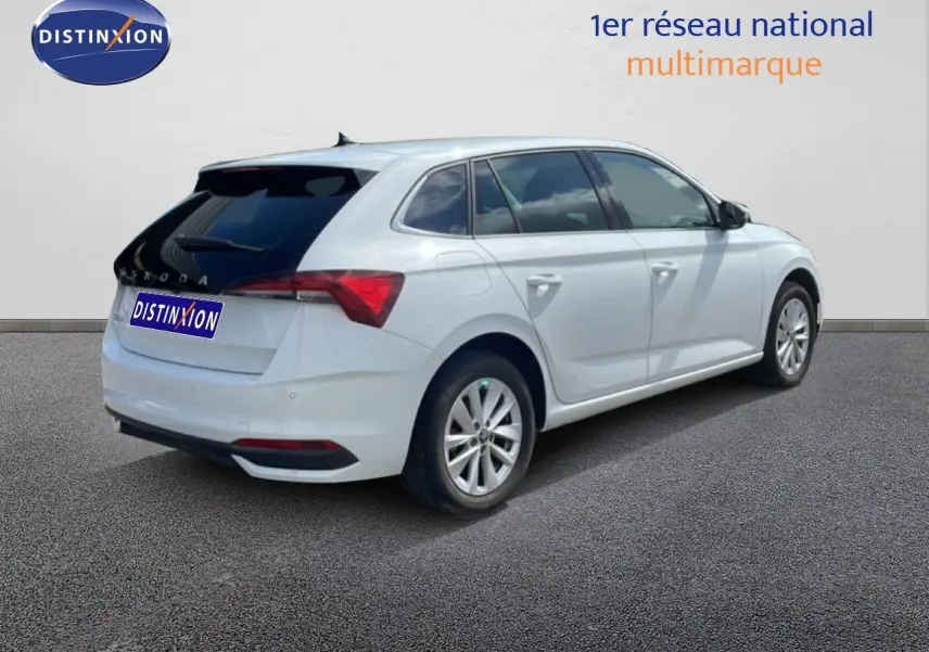 Vue 3/4 arrière droite d'une Skoda Scala blanc glacier avec vitres teintées et jantes alliage 16 pouces.