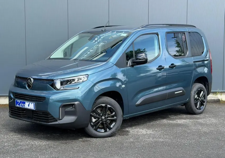 Citroën Berlingo Multispace bleu Kiama en 3/4 avant droit, avec jantes alliage noires et barres de toit.