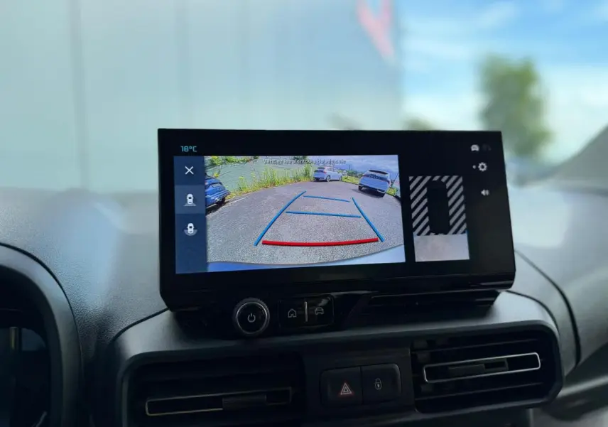 Écran tactile intérieur affichant la caméra de recul du Citroën Berlingo Multispace bleu Kiama, vue avant du tableau de bord.