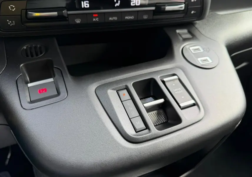 Gros plan sur la console centrale du Citroën Berlingo Multispace 2026, montrant la commande de boîte auto et le sélecteur Drive Mode.