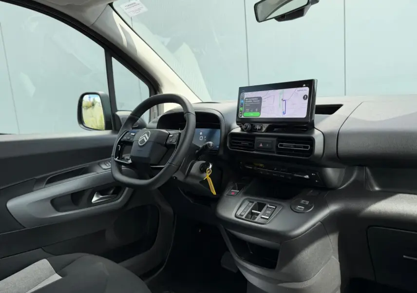 Vue intérieure côté conducteur du Citroën Berlingo Multispace 2026, tableau de bord avec écran tactile et volant multifonctions.