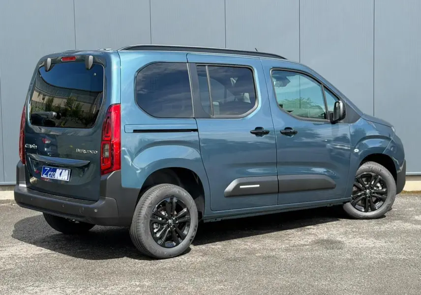 Vue 3/4 arrière droite d'un Citroën Berlingo Multispace bleu Kiama avec jantes alliage noires et lunette arrière ouvrante.