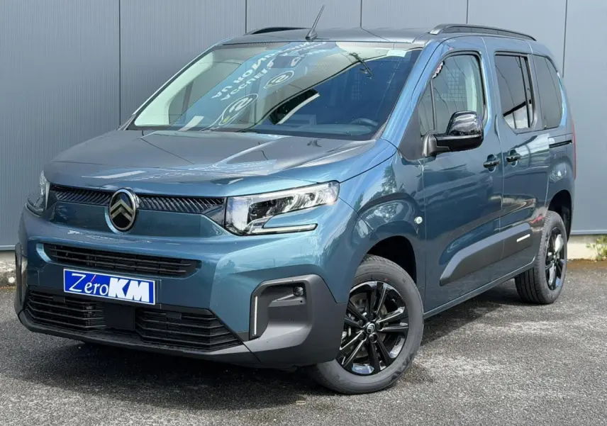 Citroën Berlingo Multispace bleu Kiama en 3/4 avant droit, avec jantes noires et barres de toit noires brillantes.