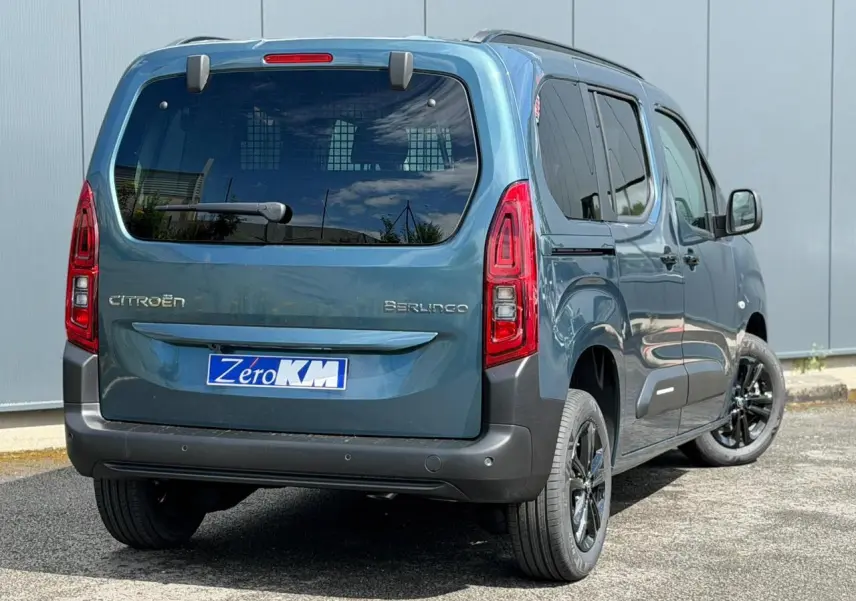 Vue 3/4 arrière droite du Citroën Berlingo Multispace bleu Kiama avec lunette arrière ouvrante et jantes alliage noires.