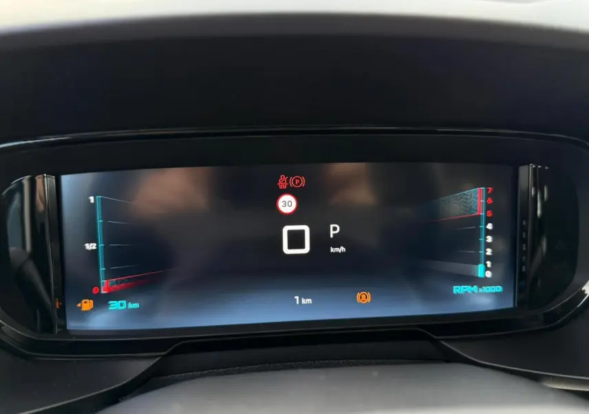 Combiné numérique 10 pouces du Citroën Berlingo Multispace bleu Kiama, affichage de la vitesse et alertes au tableau de bord.