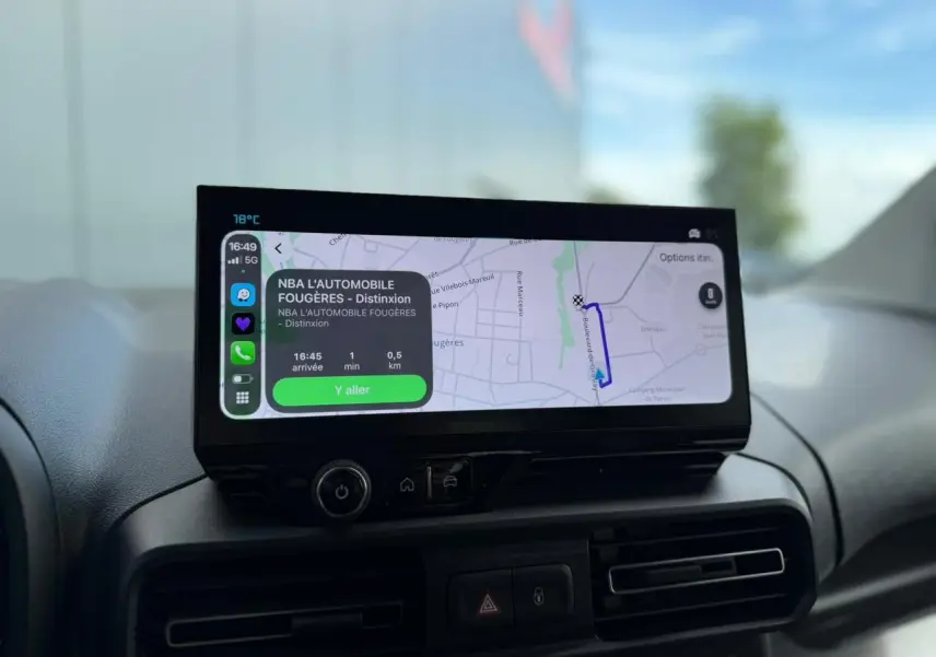 Vue intérieure du tableau de bord du Citroën Berlingo Multispace 2026 avec écran tactile affichant la navigation.