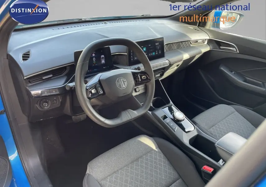Vue intérieure côté conducteur de la MG3 2024 en bleu Como, avec tableau de bord numérique et volant multifonction.
