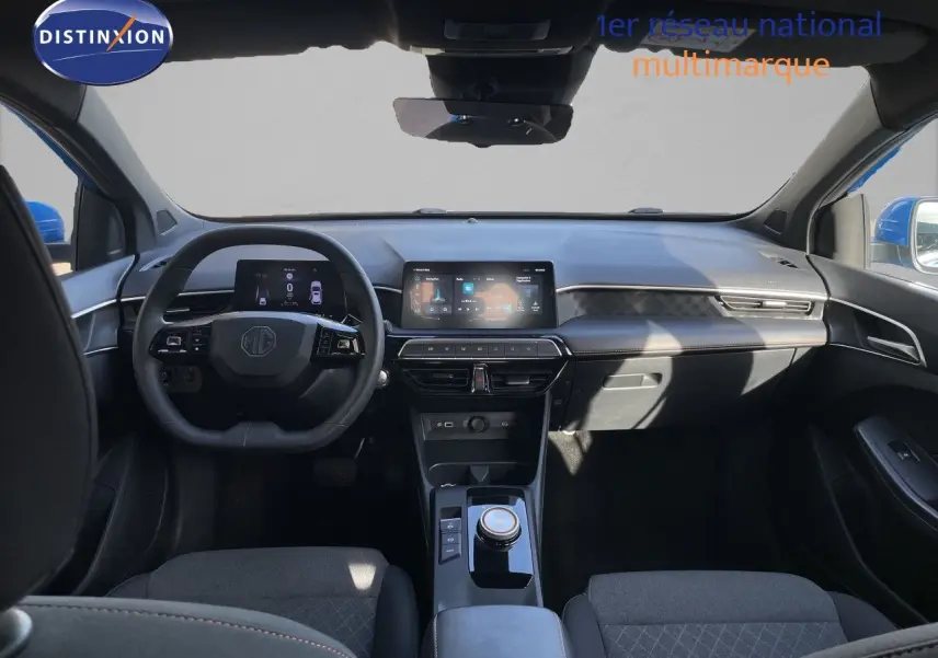 Vue intérieure avant du MG3 1.5L HYBRID+ 195CH COMFORT 2024, tableau de bord moderne avec écran tactile et volant multifonction.