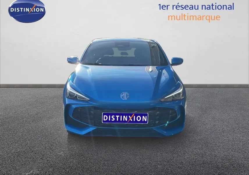 Vue frontale d'une MG3 1.5L Hybrid+ 195ch Comfort en bleu Como Metal avec calandre noire et phares LED fins.