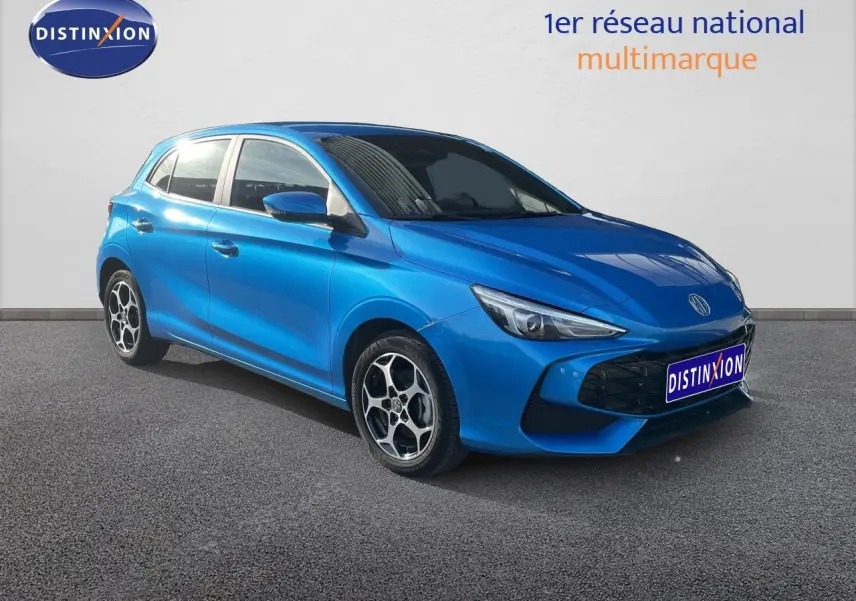 Vue 3/4 avant d'une MG3 1.5L Hybrid+ 2024 en bleu Como Metal avec jantes alliage et calandre noire.