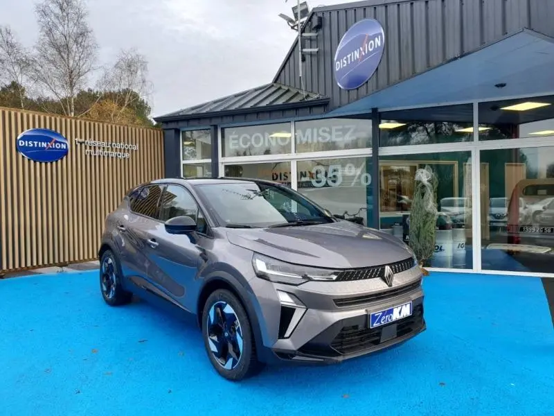 Renault Captur 2025 gris Cassiopée en 3/4 avant droit, avec calandre moderne et jantes alu distinctives.