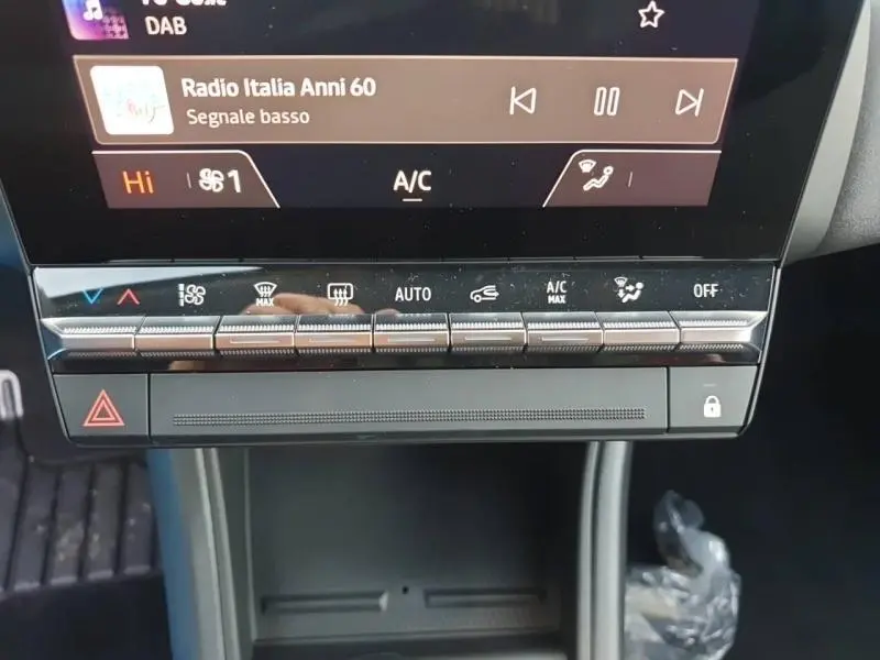 Gros plan sur la console centrale du Renault Captur gris Cassiopée, mettant en valeur les commandes climatisation et multimédia tactile.
