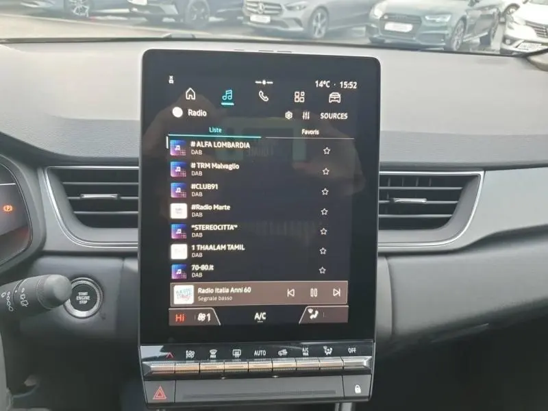 Vue intérieure centrée sur l’écran tactile multifonction du tableau de bord du Renault Captur gris Cassiopée 2025.