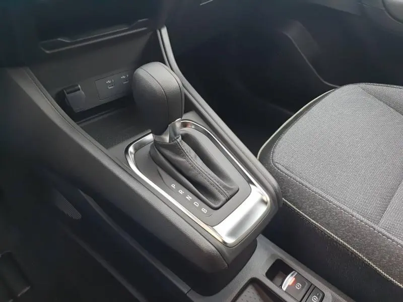 Gros plan sur la console centrale du Renault Captur gris Cassiopée, mettant en valeur le levier de vitesse automatique et la sellerie tissu.