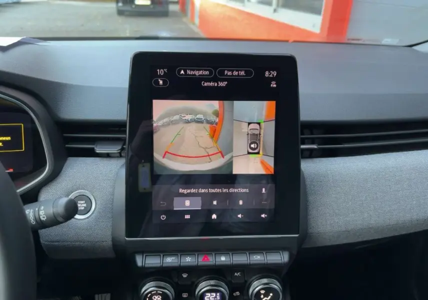 Vue intérieure centrée sur l’écran tactile 9,3 pouces affichant la caméra 360° de la Renault Clio gris rafale.