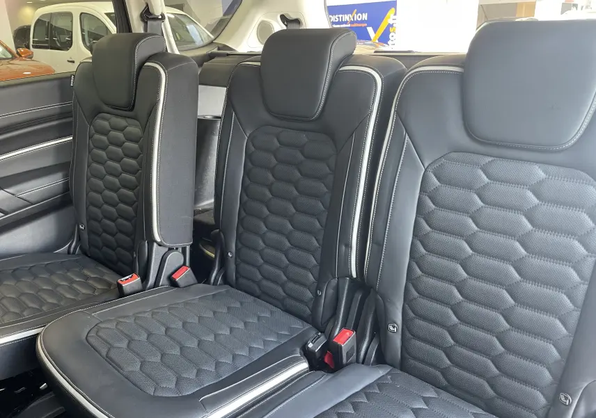 Gros plan sur les sièges arrière noirs en cuir avec surpiqûres blanches du Ford S-MAX Vignale 2022.