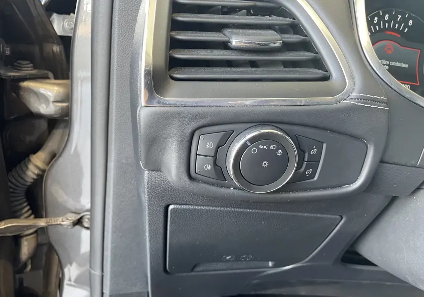 Détail du tableau de bord côté gauche du Ford S-MAX Vignale 2022, avec commandes d'éclairage et sortie d'air noire.