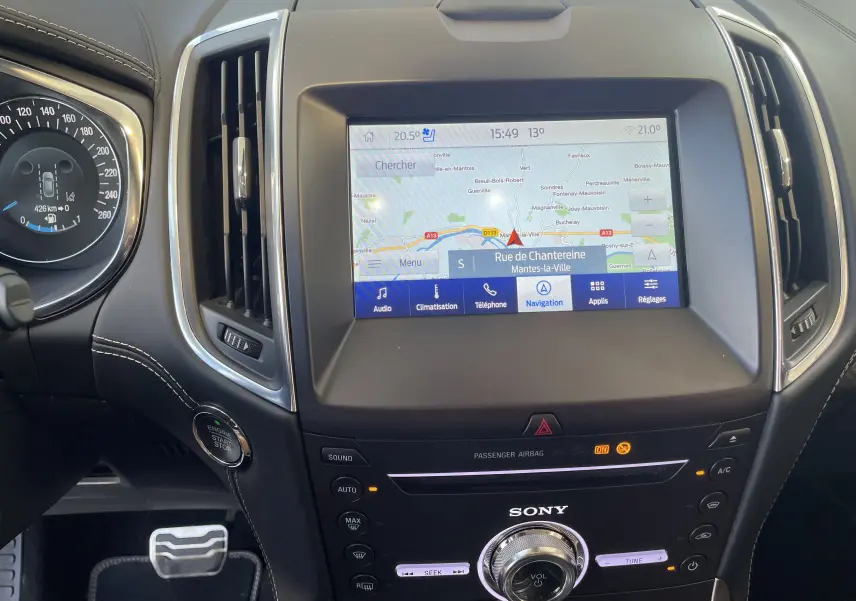 Vue rapprochée de la console centrale du Ford S-MAX Vignale gris, avec écran tactile et commandes Sony intégrées.