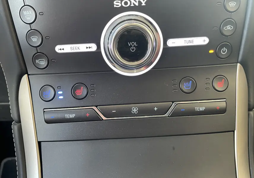 Gros plan sur la console centrale du Ford S-MAX Vignale 2022, avec commandes climatisation et audio Sony.