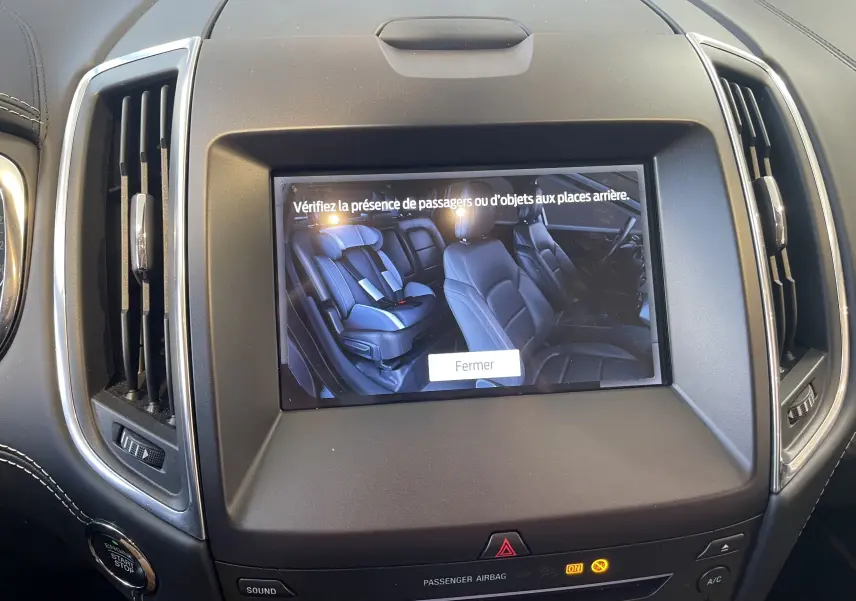 Écran tactile central du Ford S-MAX Vignale 2022 affichant la surveillance des sièges arrière, intérieur noir avec finitions premium.