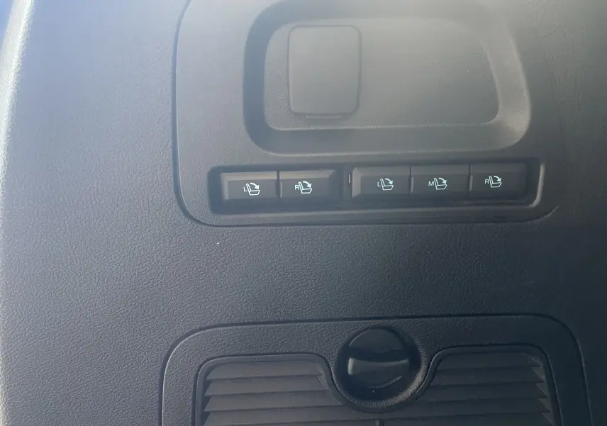 Boutons de réglage des sièges arrière avec mémorisation sur Ford S-MAX Vignale gris, vue intérieure rapprochée.
