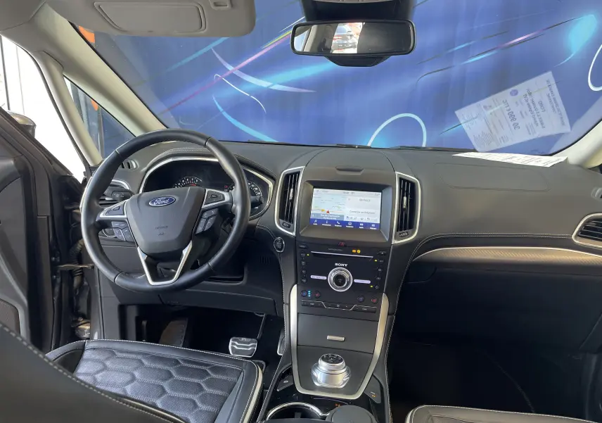 Vue intérieure avant du Ford S-MAX Vignale 2022 gris, avec tableau de bord moderne et écran tactile central Sony.