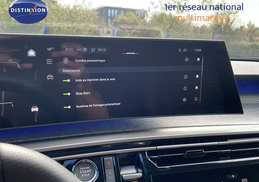 Tableau de bord du Peugeot 3008 Hybrid 2025 avec écran tactile affichant les aides à la conduite et bouton start/stop.