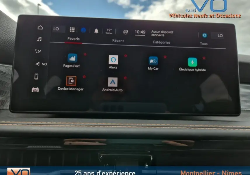 Écran tactile central de l'Alfa Romeo Tonale 2023 affichant les applications connectées et fonctions hybrides.