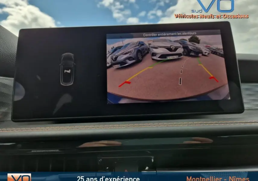 Écran central affichant la caméra de recul du tableau de bord de l'Alfa Romeo Tonale gris 2023 hybride rechargeable.