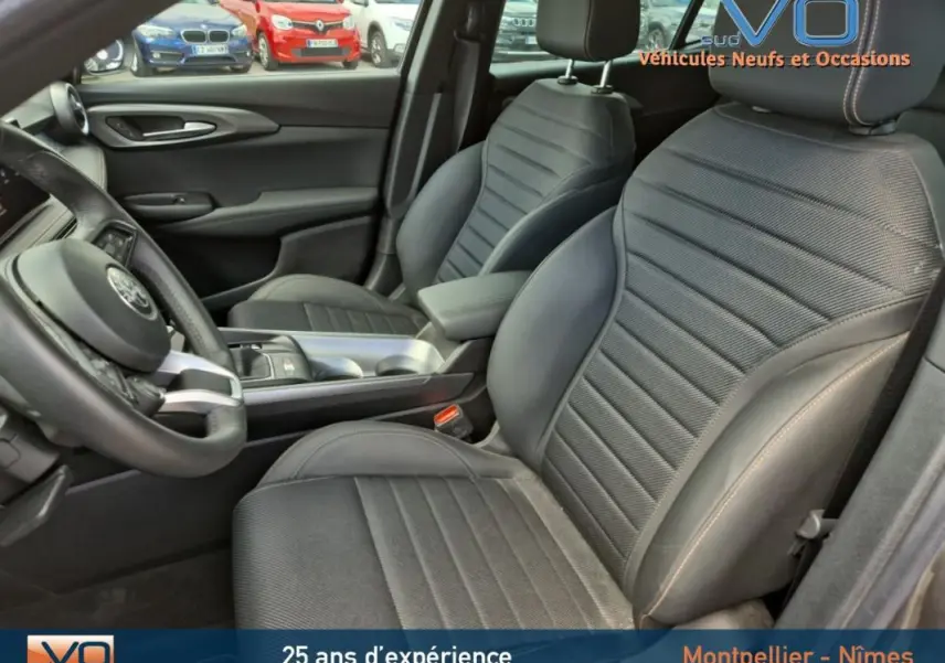 Intérieur de l'Alfa Romeo Tonale gris, vue côté gauche sur les sièges sport et le volant cuir avec surpiqûres.