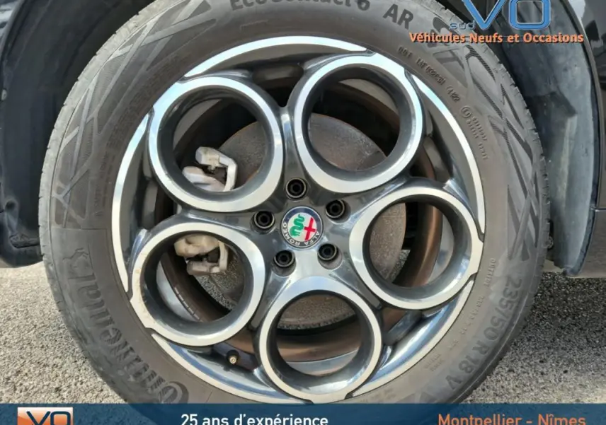 Gros plan sur la roue avant droite de l'Alfa Romeo Tonale gris 2023 avec jante alliage 18 pouces et pneu Continental EcoContact 6.