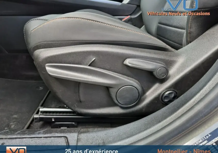 Vue rapprochée du côté gauche du siège avant gris de l'Alfa Romeo Tonale 2023 avec commandes manuelles visibles.