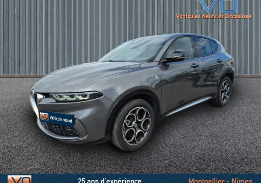 Alfa Romeo Tonale gris en 3/4 avant droit, mettant en valeur ses jantes alliage 18 pouces et ses lignes fluides.