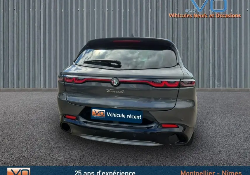 Vue arrière d'une Alfa Romeo Tonale grise 2023 avec feux arrière LED et double sortie d'échappement noire.