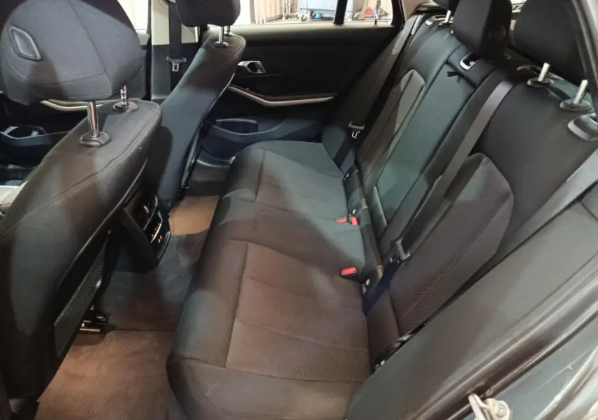 Vue intérieure côté droit sur la banquette arrière noire de la BMW Série 3 316d Business Design 2022.