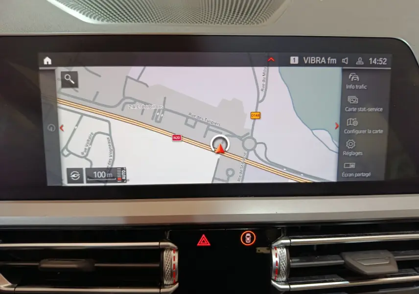 Écran tactile central du tableau de bord de la BMW Série 3 316d gris clair, affichant la navigation GPS.