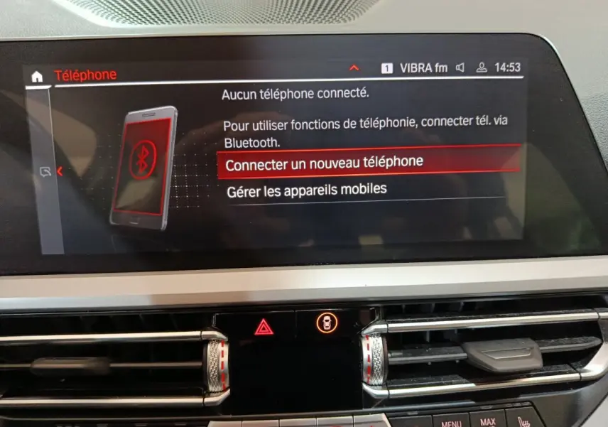 Écran tactile central de la BMW Série 3 316d 2022 affichant le menu Bluetooth pour connecter un téléphone.