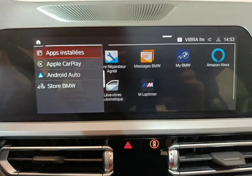 Écran tactile central de la BMW Série 3 316d 2022 affichant les applications Apple CarPlay et Android Auto, tableau de bord gris clair.