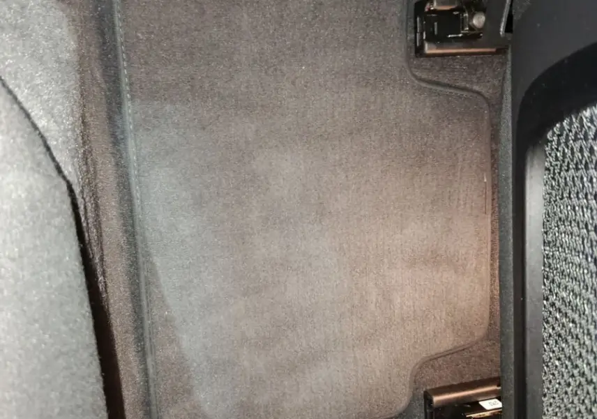 Tapis de sol gris foncé côté droit à l'arrière d'une BMW Série 3 316d Business Design 2022.