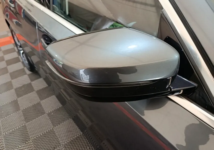 Rétroviseur côté gauche gris clair de BMW Série 3 316d Business Design 2022 avec clignotant intégré.