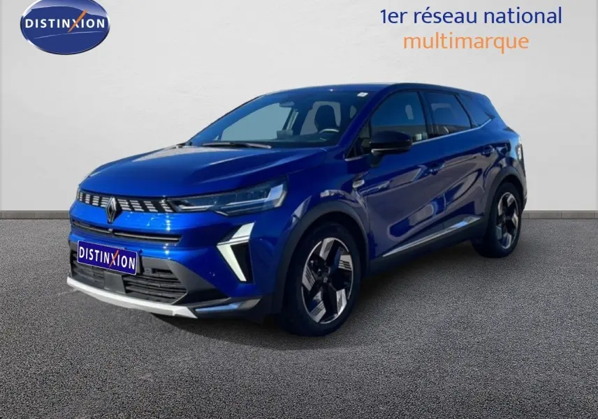 Renault Symbioz 2025 bleu Iron Metal en 3/4 avant droit, avec calandre lumineuse et jantes bi-ton distinctives.