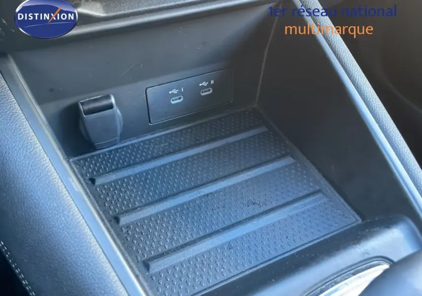 Gros plan sur la console centrale noire du Renault Symbioz 2025, avec ports USB-C et prise 12V visibles.