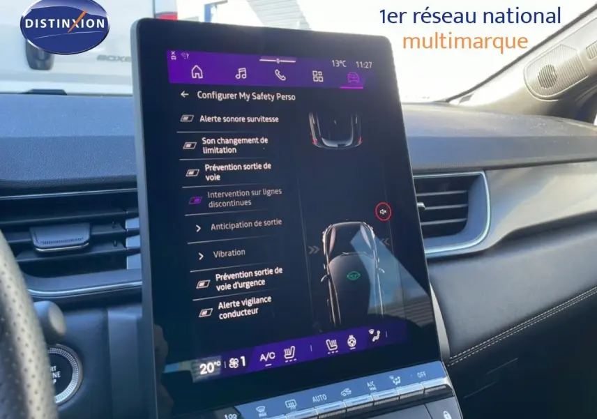Vue rapprochée de l’écran tactile central du tableau de bord du Renault Symbioz bleu iron metal, affichant les réglages de sécurité.