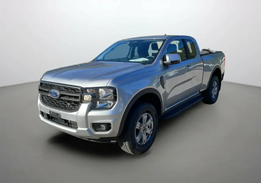 Vue 3/4 avant d'un Ford Ranger gris iconic avec cabine supercab, roues tout-terrain et marchepieds latéraux visibles.
