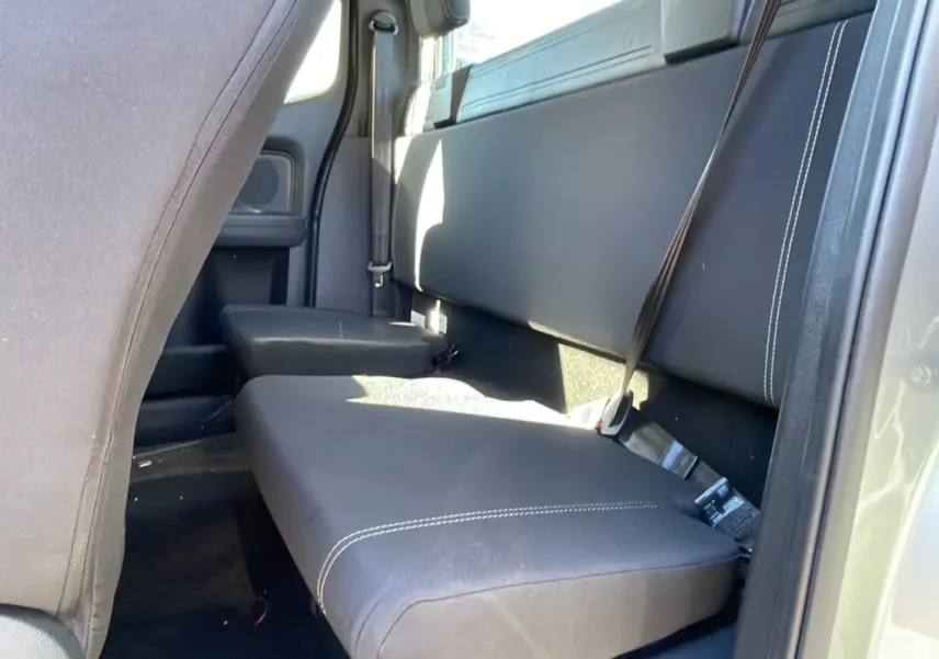 Vue intérieure arrière côté droit du Ford Ranger gris iconic, montrant la banquette en cuir noir avec surpiqûres blanches.