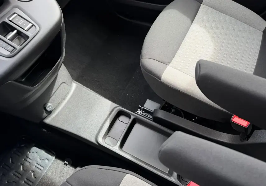Vue intérieure rapprochée du compartiment central et des sièges gris clair et foncé du Citroën Berlingo Multispace 2026.