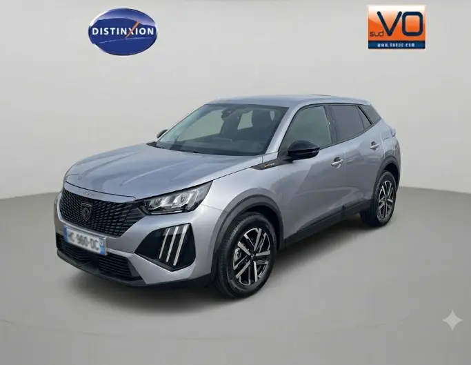 Peugeot 2008 Hybrid 145 gris en 3/4 avant droit, jantes 16 pouces et feux LED verticaux distinctifs.