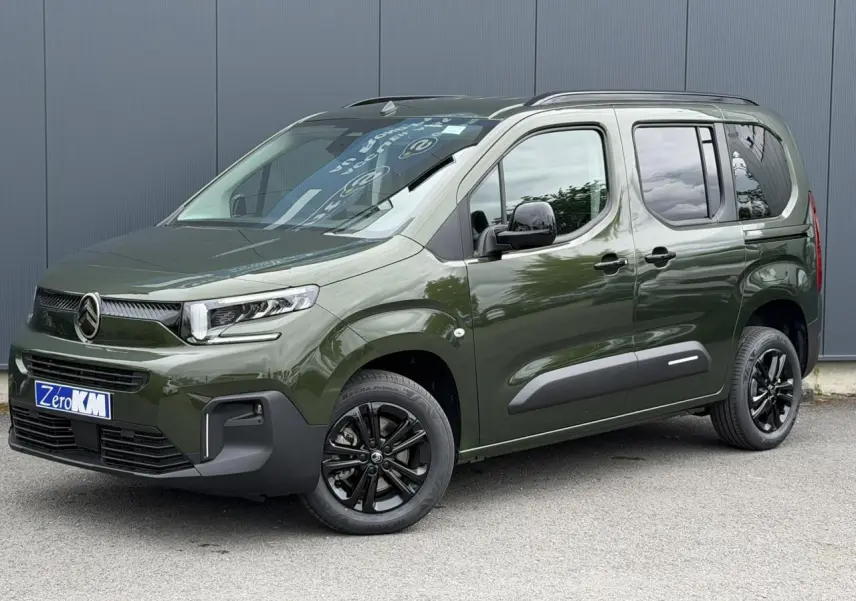 Vue 3/4 avant droite d'un Citroën Berlingo Multispace vert Sirkka avec jantes noires et barres de toit noires.